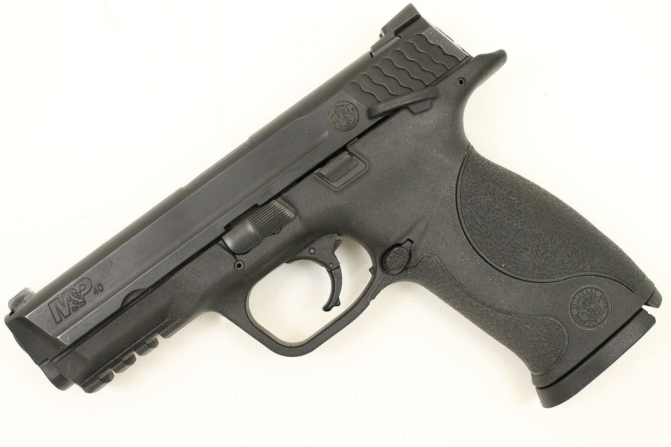Smith &amp; Wesson M&amp;P40 40 S&amp;W Full-Size Police Trade-ins with Thumb